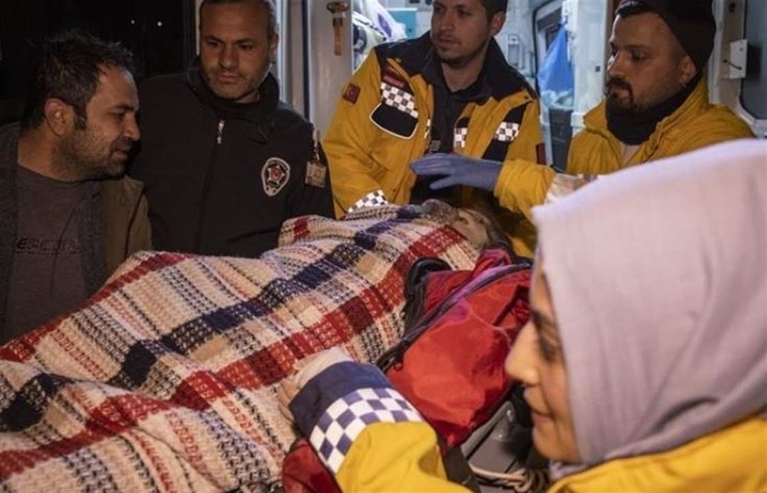 بالفيديو - بعد 11 يوماً على الزلزال.. إنقاذ امرأة تركية من تحت الانقاض 