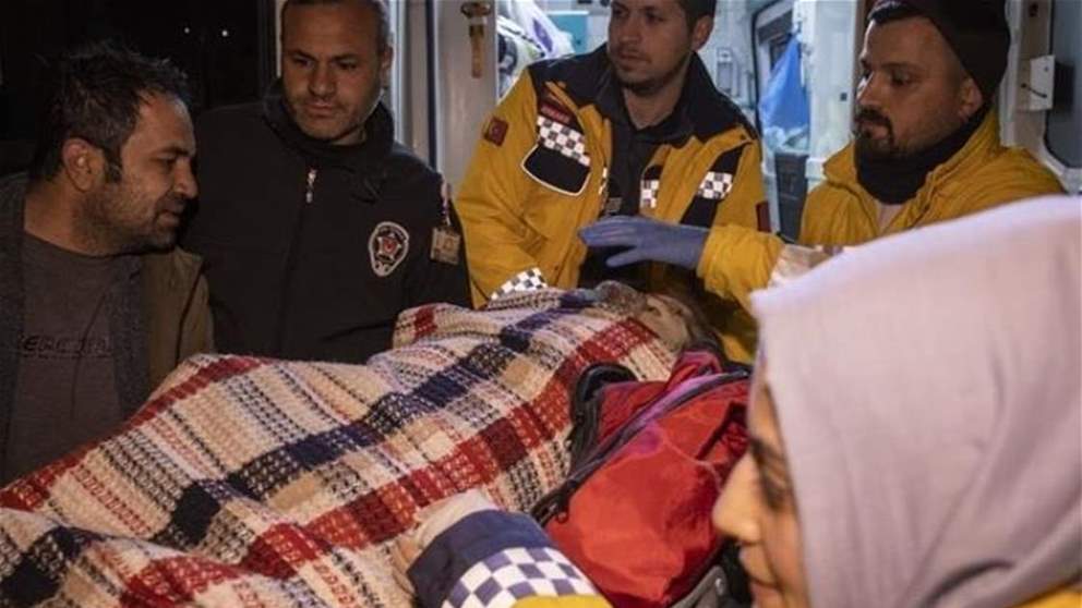 بالفيديو - بعد 11 يوماً على الزلزال.. إنقاذ امرأة تركية من تحت الانقاض 
