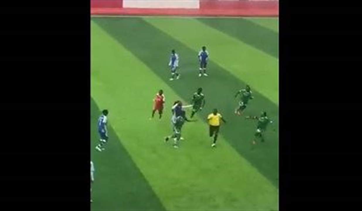 بالفيديو - اللاعبات طاردن الحكم واعتدين عليه باللكم والضرب !! 