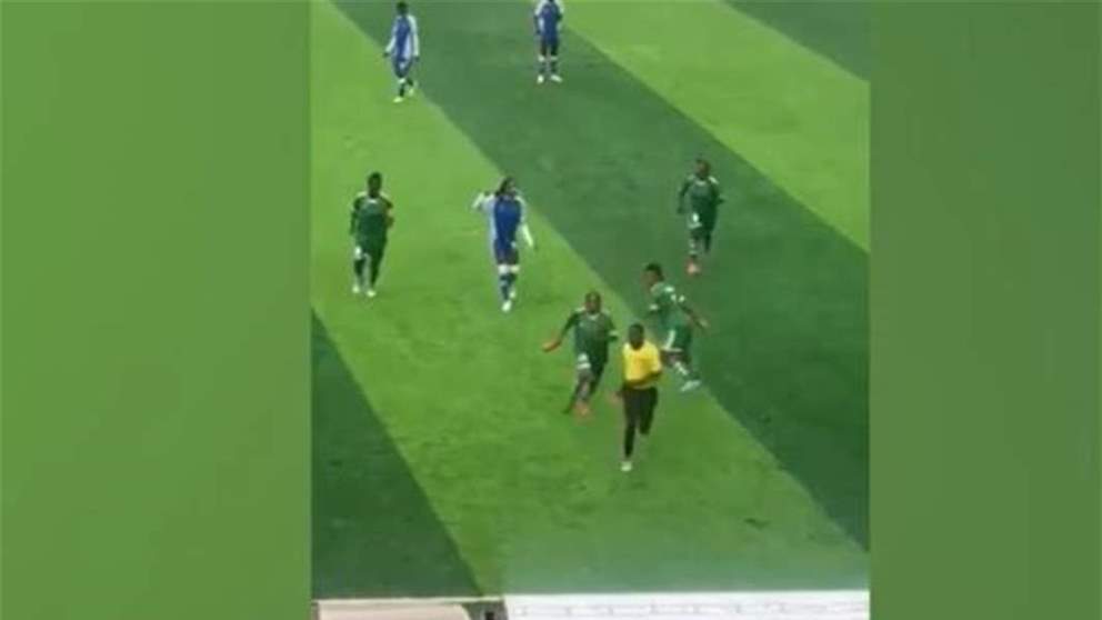بالفيديو - لاعبات كرة قدم يضربن الحكم خلال المباراة !