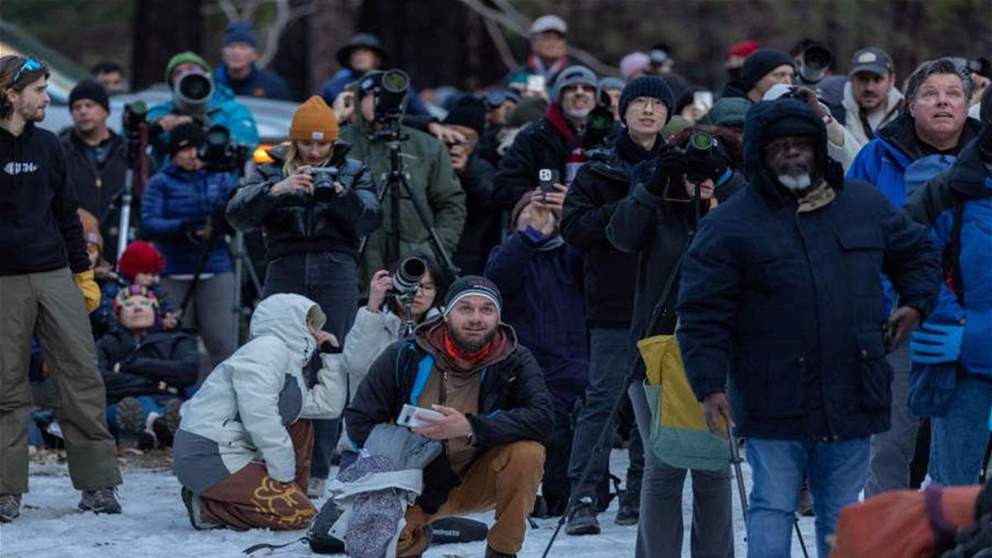 بالصور- "شلال النار" يذهل زوار متنزه في كاليفورنيا
