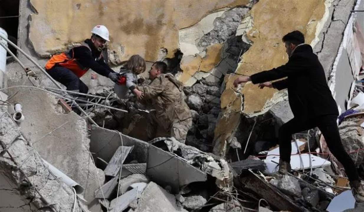 بالفيديو - بعد 13 يوما على الزلزال ...  إنقاذ 3 أشخاص بينهم طفل من تحت الأنقاض في هاتاي-تركيا 
