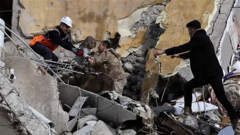 بالفيديو - بعد 13 يوما على الزلزال ...  إنقاذ 3 أشخاص بينهم طفل من تحت الأنقاض في هاتاي-تركيا 