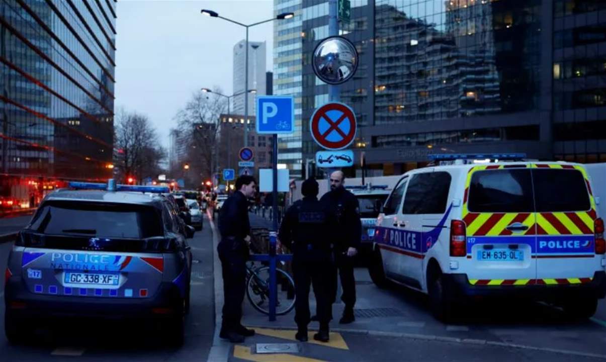 بالفيديو - ذعر وفرار جماعي بحي تجاري في باريس عقب حادثة انتحار داخل مركز للتسوق