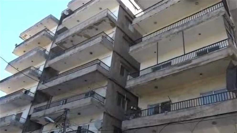 بالفيديو -  شرطة بلدية بخعون تخلي عدداً من المباني السكنية وطلبت من قاطنيها مغادرتها ... والاهالي يرفعون الصوت