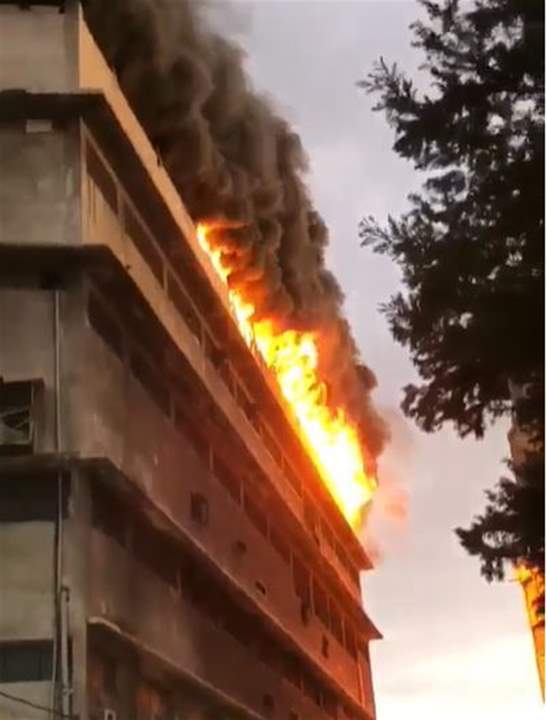 قوة من إطفاء بيروت تؤازر في إخماد حريق معمل "كونكورد" في الناعمة