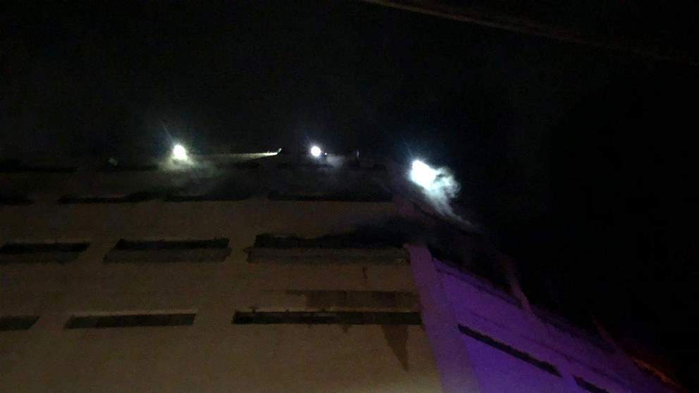 بالفيديو ـ مراسلة "الجديد": مناشدة من موظفي معمل "الكونكورد" في حارة الناعمة من على سطح المبنى بسبب الحريق 