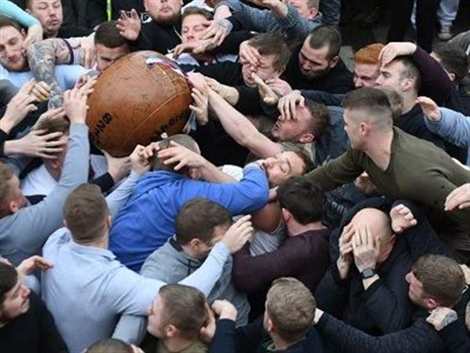 فيديو - أغرب منافسة .. "مباراة أثيرتون بول" المجنونة في سوق وارويكشاير