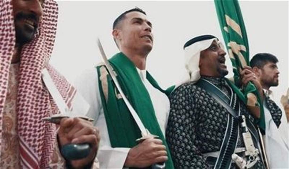 فيديو - رونالدو بالسيف و"المرودن" يؤدي "العرضة السعودية"