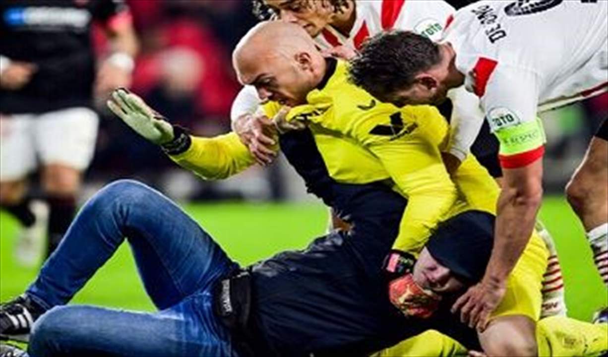 فيديو - حين تحوّل حارس المرمى الى بطل في الفنون القتالية !!