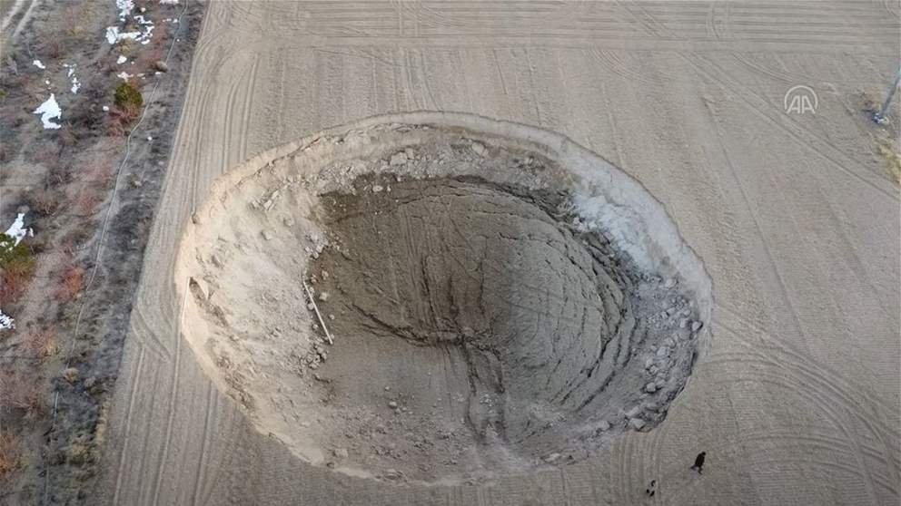 بالفيديو- حفرة "عملاقة" تظهر فجأة في تركيا.. وتثير الحيرة!