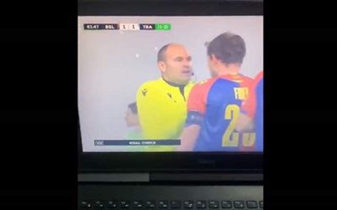 فيديو - المُشجّع الغاضب ضرب الحكم .. على الشاشة !!