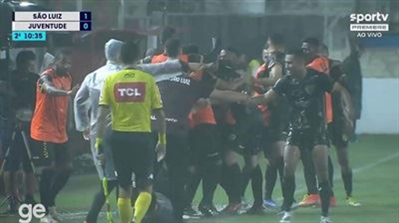 فيديو ـ أراد الطبيب الاحتفال بالهدف فتحوّل الى سبّاح !!