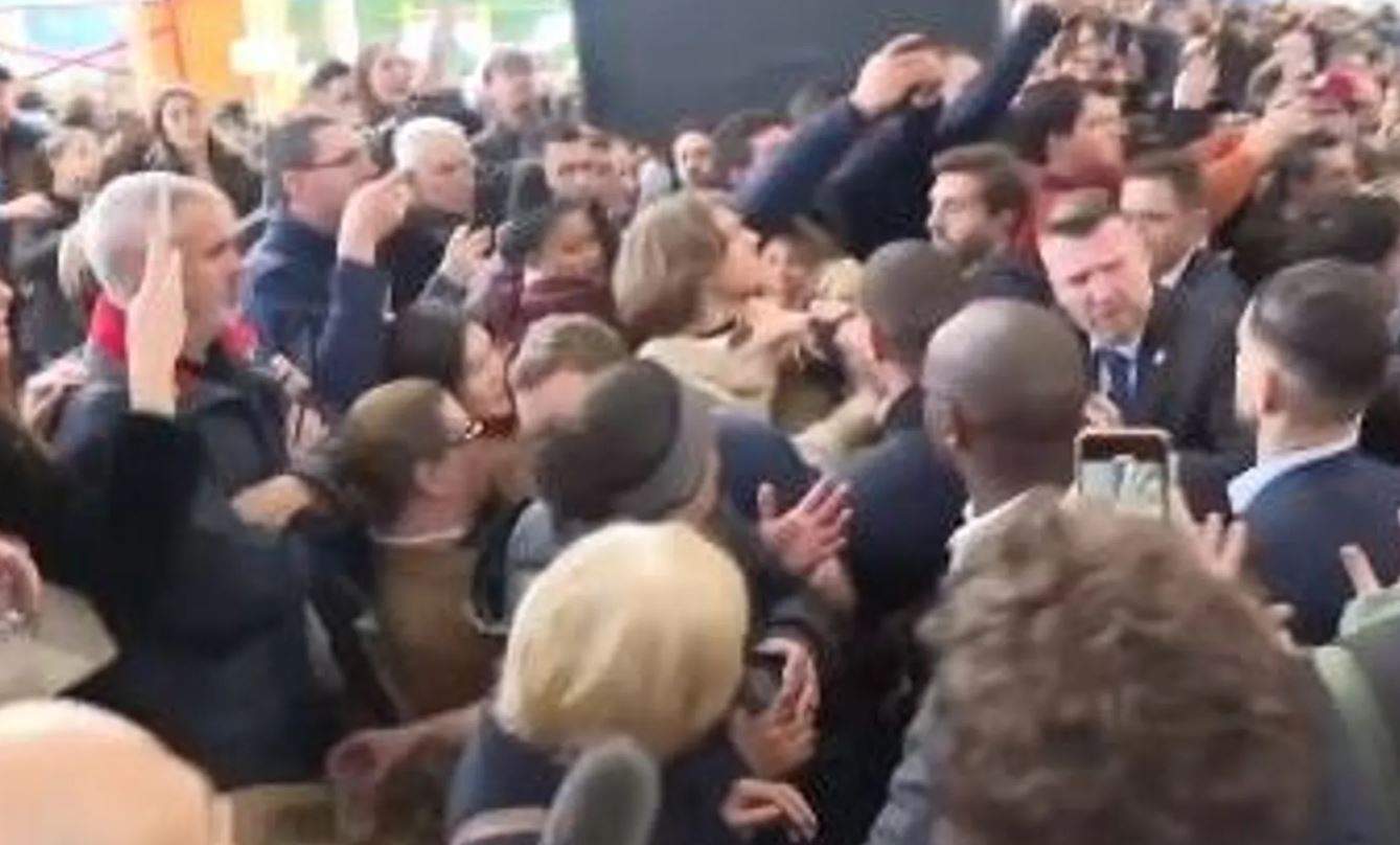 فيديو.. نشطاء يهاجمون ماكرون خلال زيارته معرضا في باريس