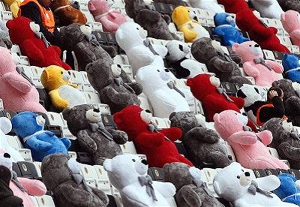 فيديو - جماهير بشكتاش جمعت الالعاب للاطفال ضحايا الزلزال .. شاهدوا كيف