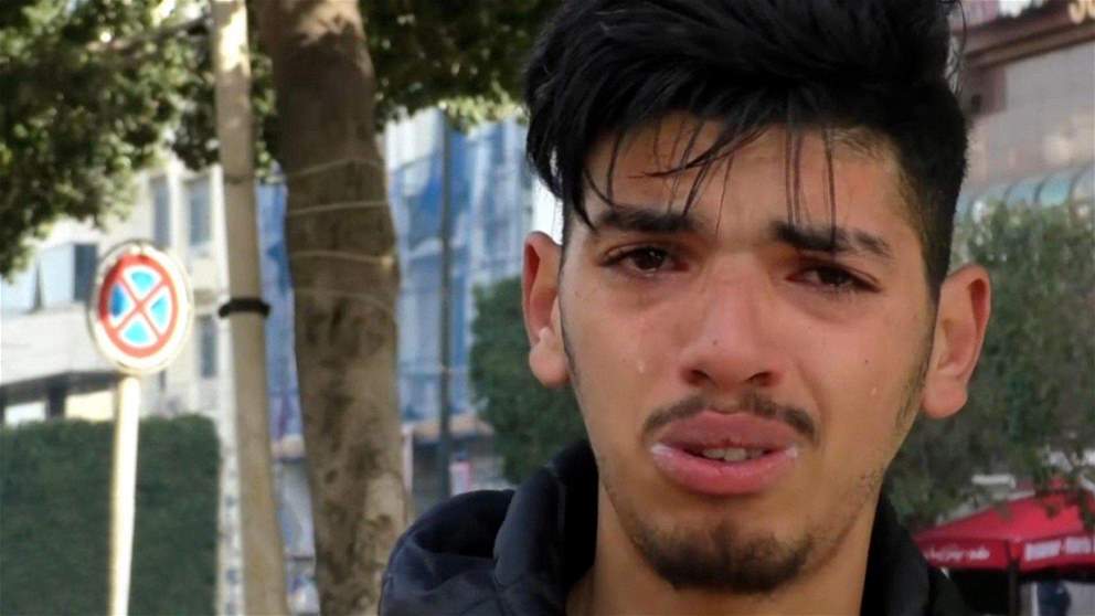 عندما يبكي الرجال.. دموع بائع متجول تشعل الغضب في الشارع التونسي !