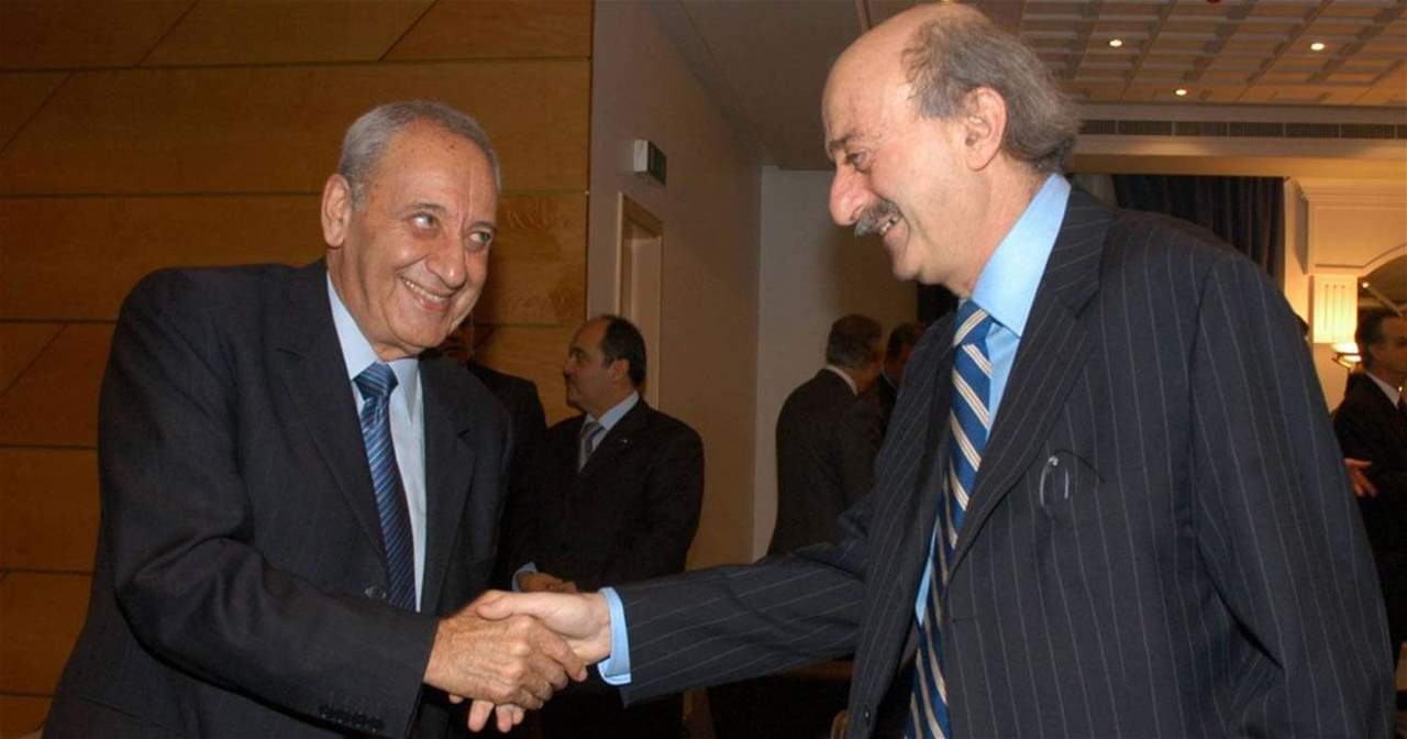 تراشق صفات بين "التجربة الأنبوبية" و"الأستاذ الميليشيوي".. وجنبلاط يقف إلى جانب بري في وجه مرشحه الرئاسي!