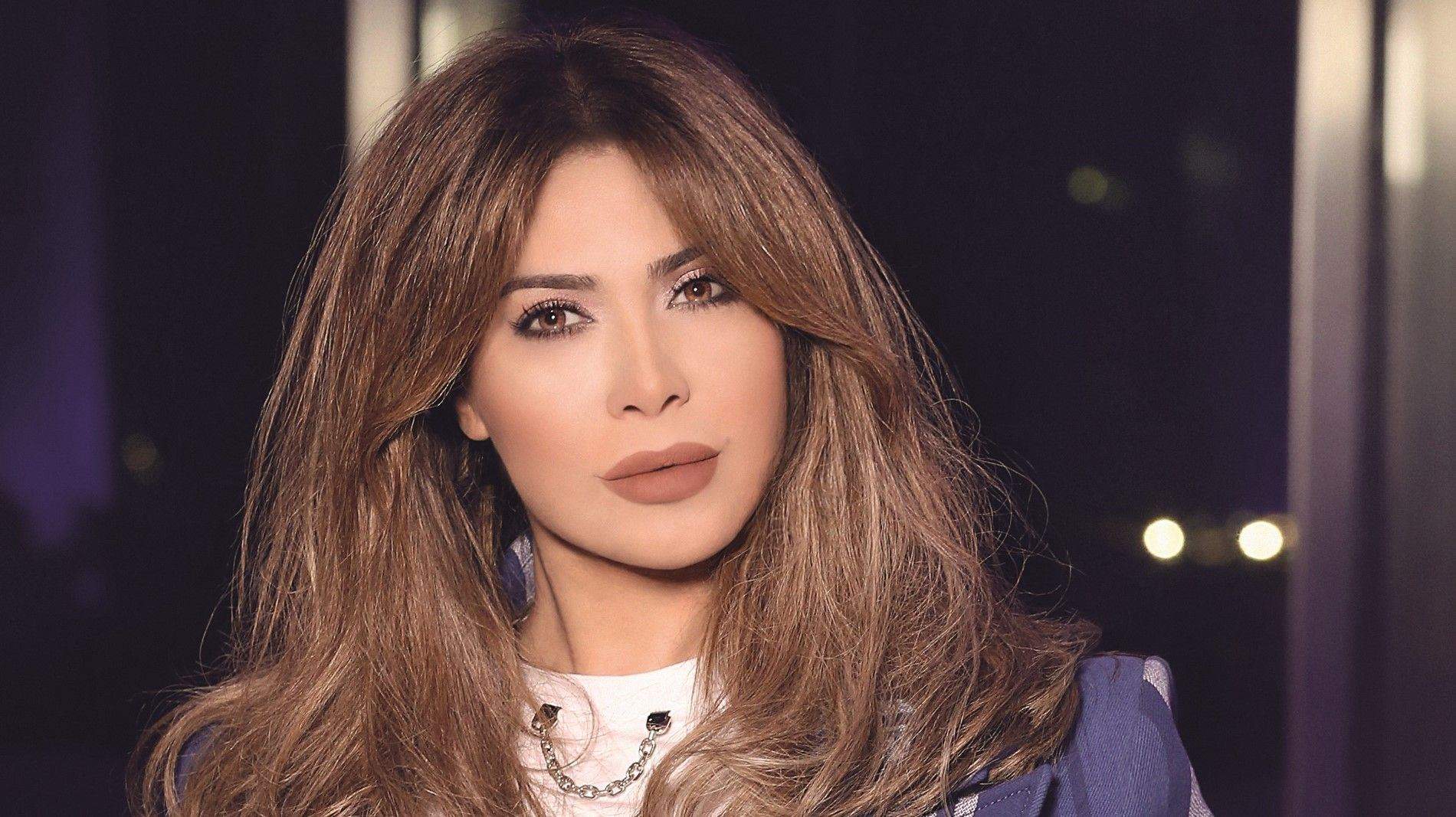 بالفيديو – شقيق نوال الزغبي يحاول رميها في حوض السباحة: طوشتيني