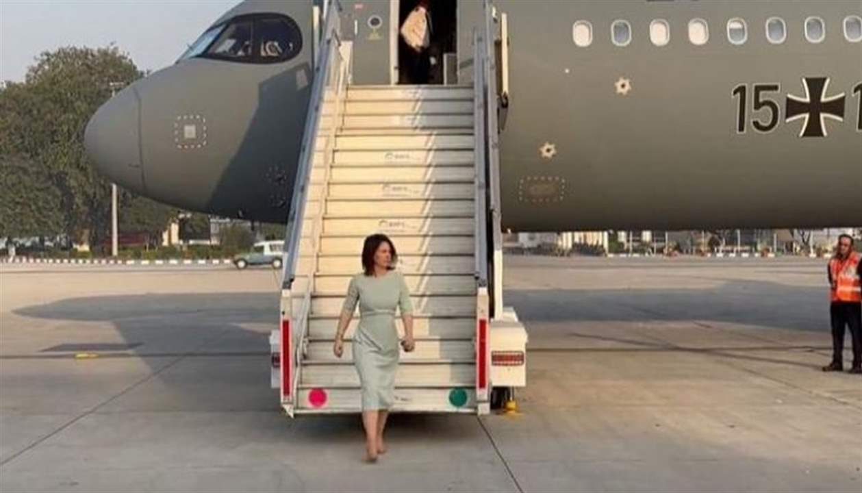 بالفيديو ـ وزيرة خارجية ألمانيا تهبط من طائرتها في نيودلهي.."لا أحد هناك" !