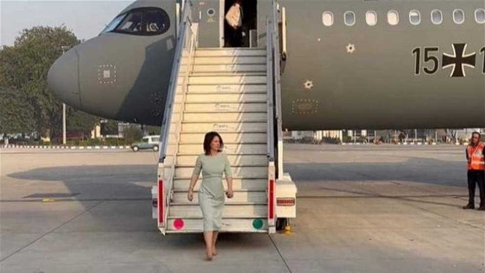 بالفيديو ـ وزيرة خارجية ألمانيا تهبط من طائرتها في نيودلهي.."لا أحد هناك" !