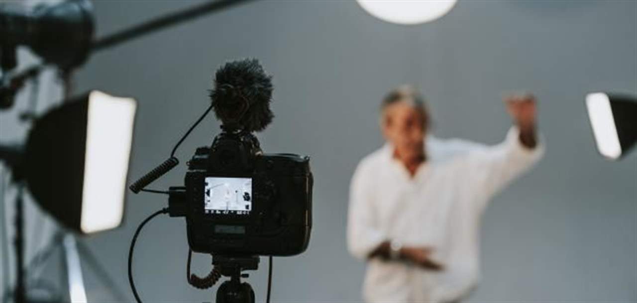 ممثل لبناني يستذكر والدته الراحلة بكلمات مؤثرة: لماذا تركتني؟