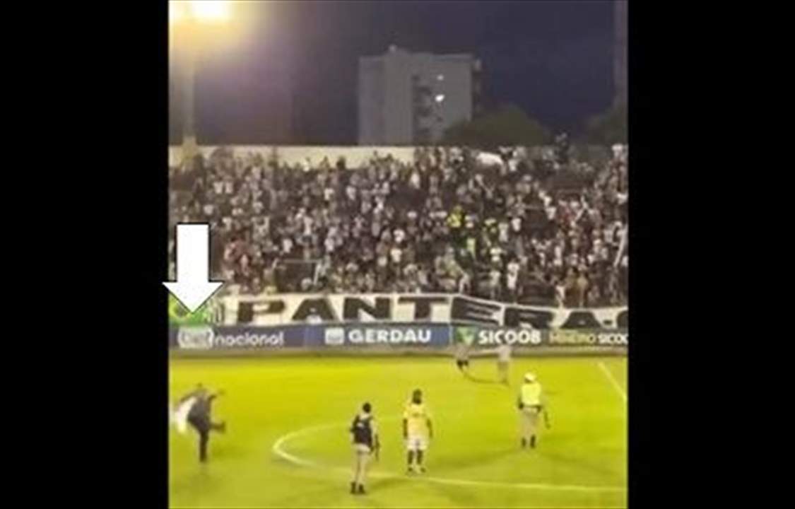 فيديو - طرد موّظف ركل صبيّاً اقتحم الملعب لتحية لاعبيه