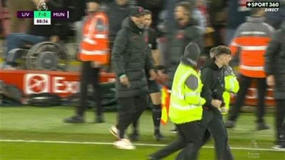 فيديو - اعتداء مُشجّع على روبرتسون وكلوب يصرخ غاضباً 