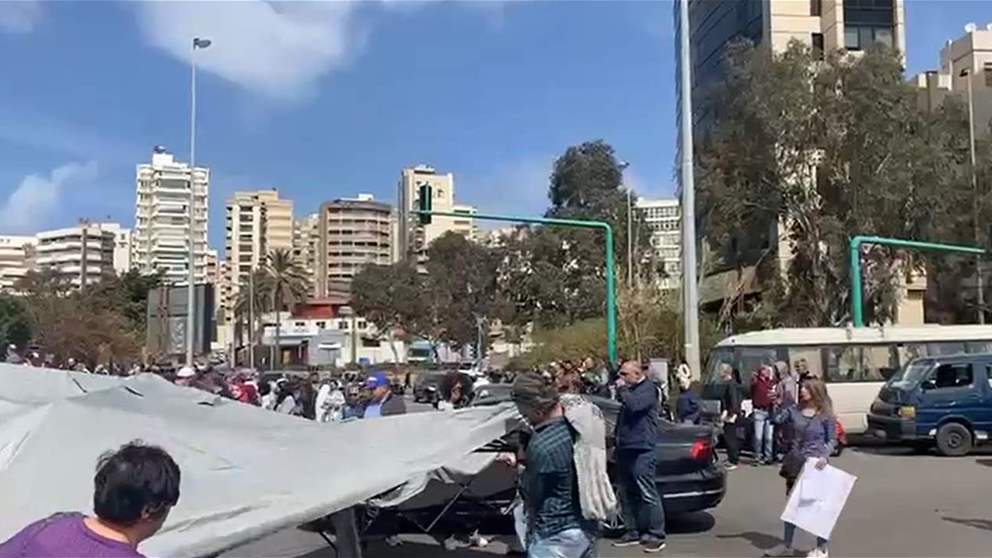 مراسلة "الجديد": الاساتذة المتعاقدون يقطعون الطريق أمام وزارة التربية