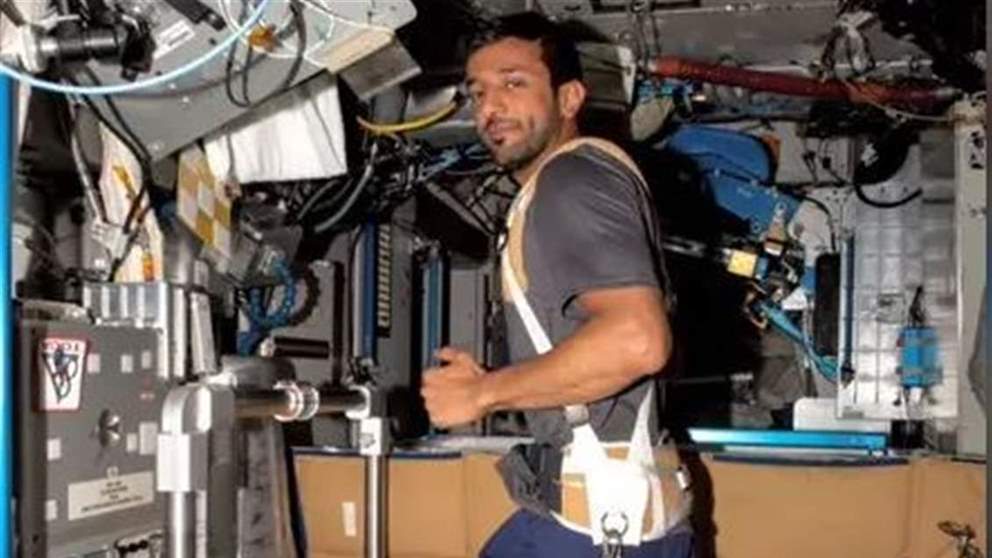 بالصورة - سلطان  النيادي يمارس الرياضة في الفضاء