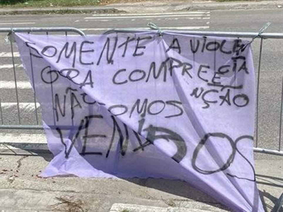 فيديو - الجماهير الغاضبة تُهدد الادارة والمُدرّب .. شاهدوا كيف