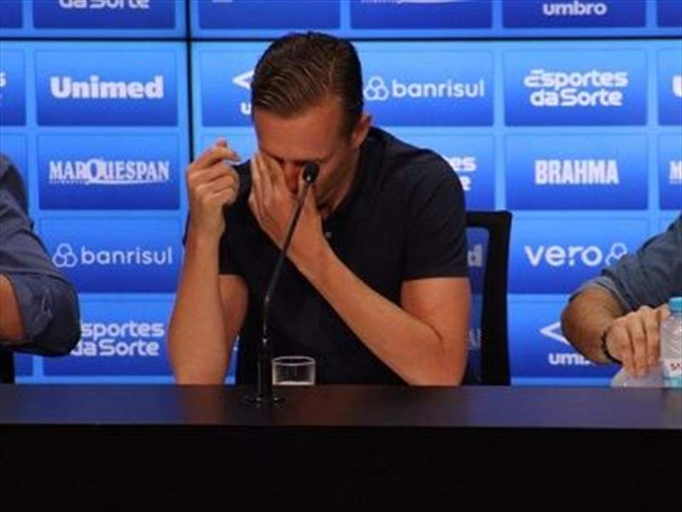 فيديو - ما هو المرض الذي دفع لتعليق حذائه باكياً؟