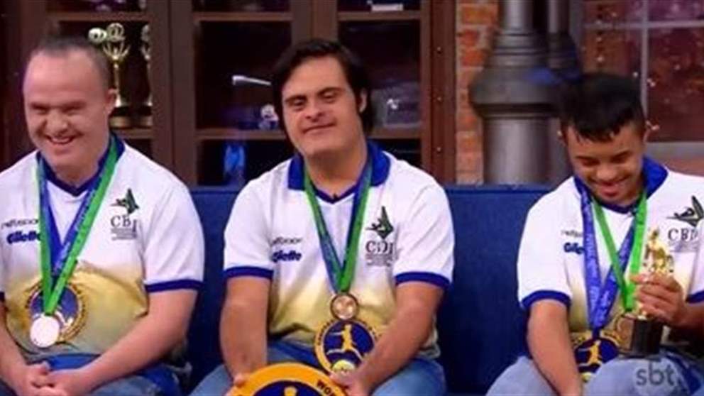 فيديو - البرازيل بطلة وحارس المرمى على علاقة مع عشر فتيات !!