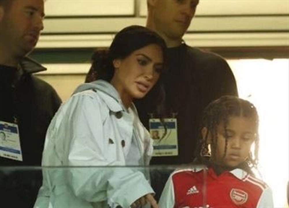 فيديو - ماذا تفعل كارداشيان وعائلتها في لندن وما علاقة ساكا؟