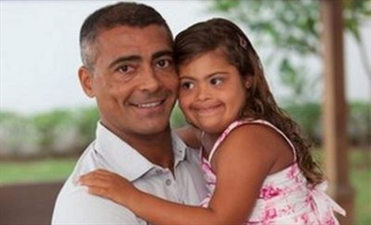 فيديو مؤثر لروماريو مُحتفلاً بميلاد ابنته المُصابة بمتلازمة داون