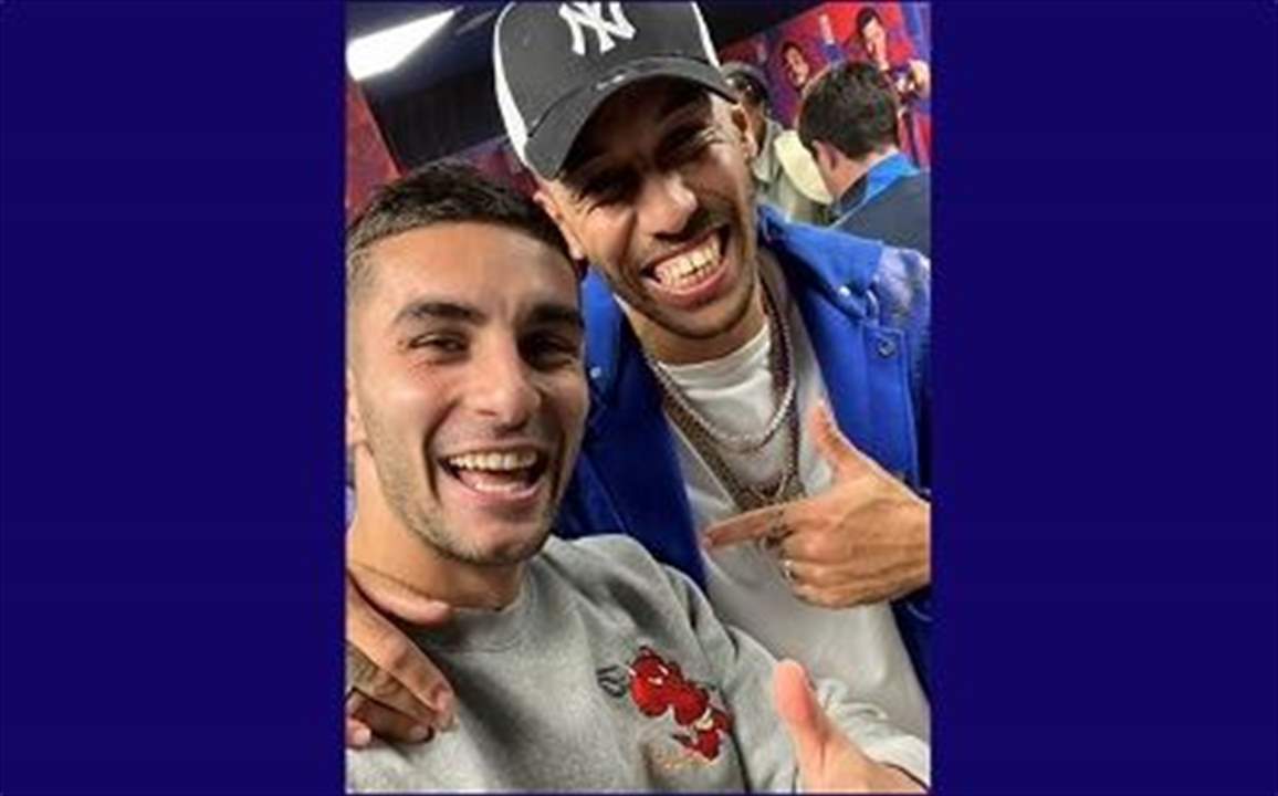 أوباميانغ مُحتفلاً مع برشلونة بعد الكلاسيكو