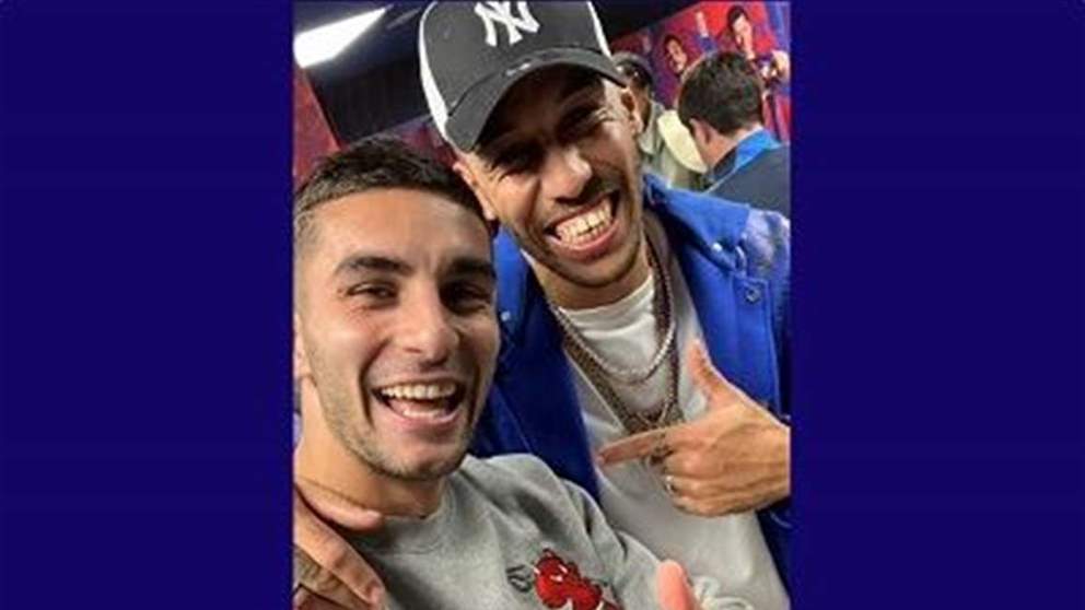 أوباميانغ مُحتفلاً مع برشلونة بعد الكلاسيكو