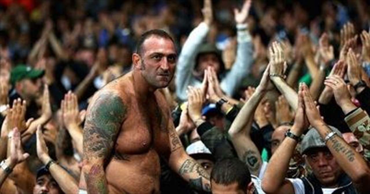 "ألتراس نابولي" يُهدد مُشجّع إنجليزي .. "قادمون من أجلك"