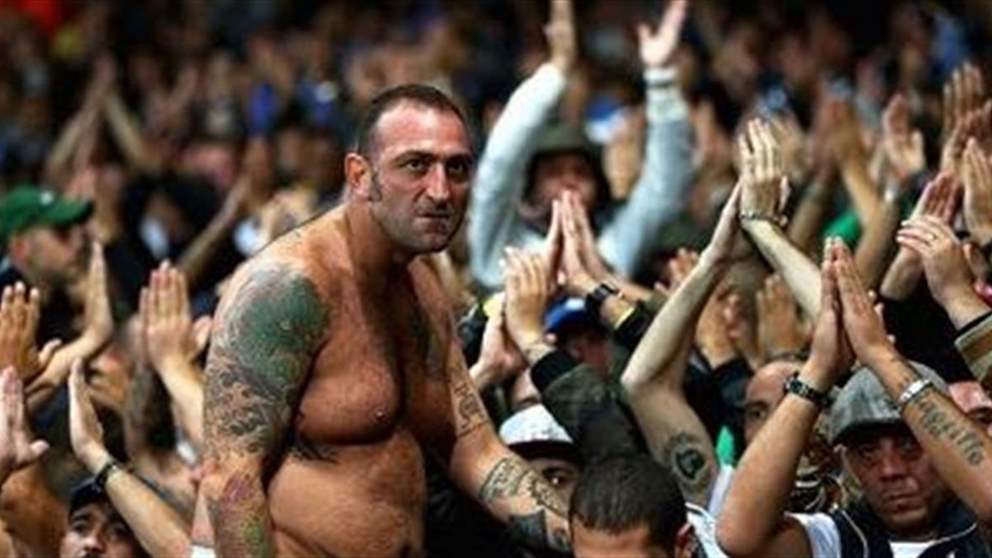 "ألتراس نابولي" يُهدد مُشجّع إنجليزي .. "قادمون من أجلك"