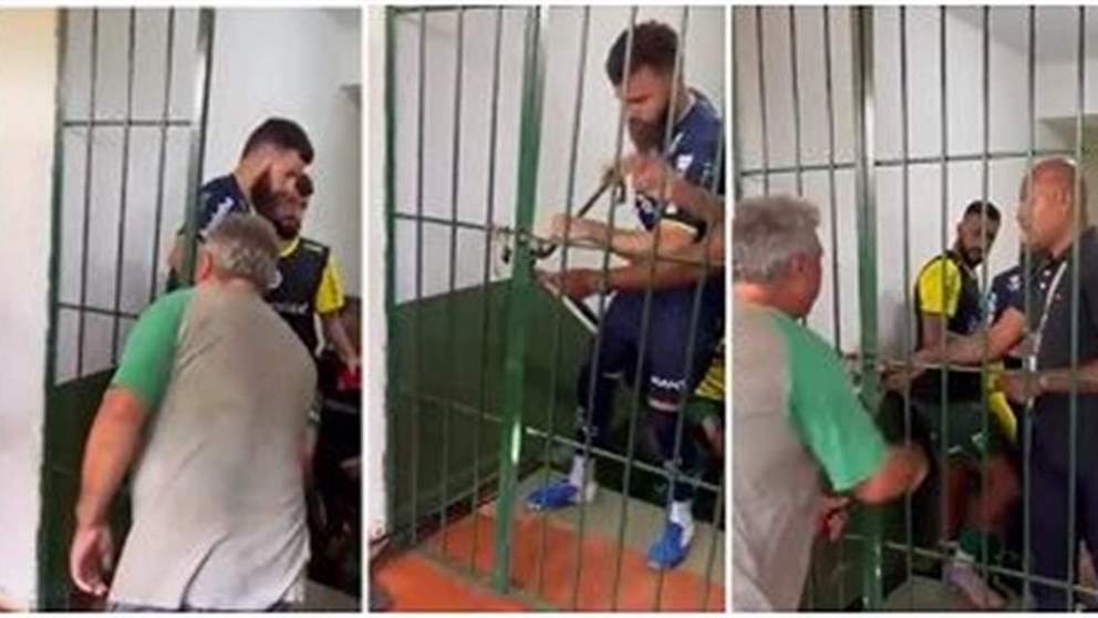 بالفيديو - موّظف "أضاع المُفتاح" فعلق اللاعبون وتأخرت المباراة