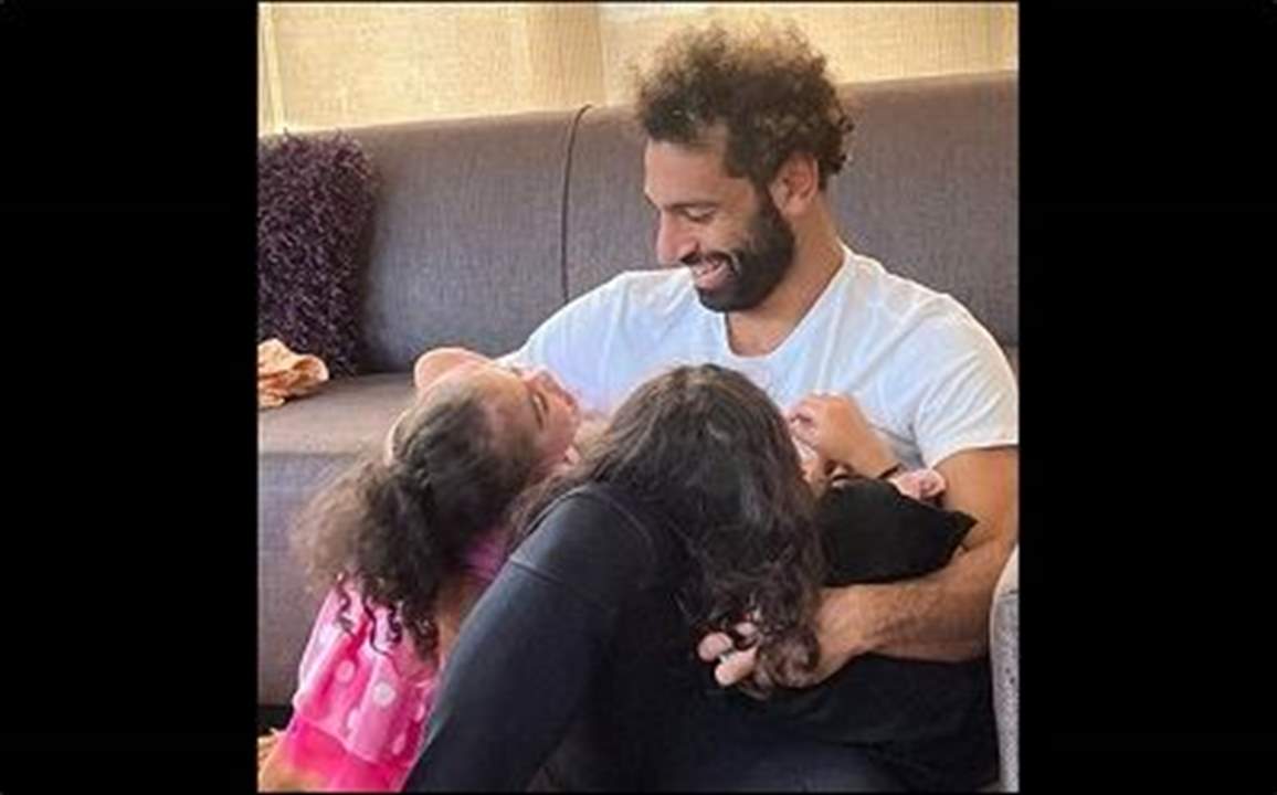 صور - صلاح يعايد والدته على طريقته