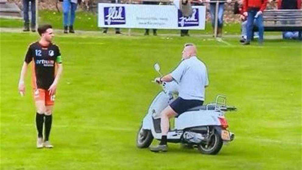 فيديو - معاناة مجاورة ملعب: رجلٌ يقتحم الميدان للانتقام