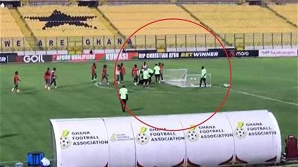 فيديو - شاهدوا كيف وقع المرمى على حارس المرمى !!