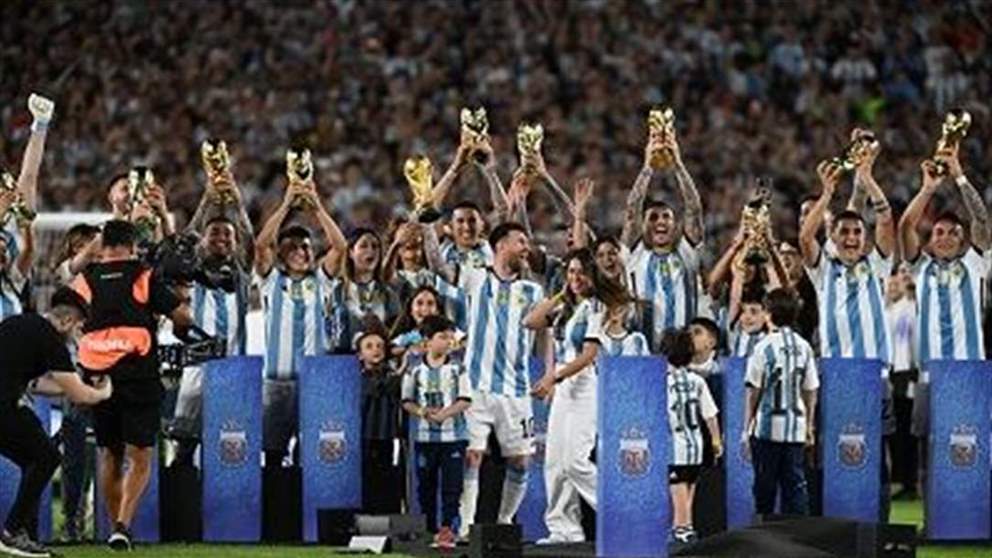 فيديو - "ملك الأرقام والكرة" يحتفل بكأس العالم مع جمهوره