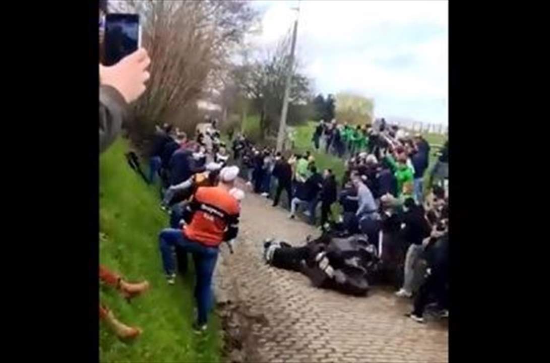 فيديو - سقوط مُضحك لدرّاجة نارية أشبه بإنزلاق لاعبي الكرة !!