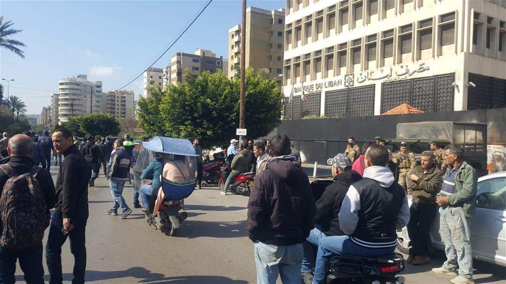   مراسل "الجديد": عمال بلدية طرابلس بالمشاركة مع الاتحاد العمالي في الشمال يقطعون الطرقات المؤدية الى مصرف لبنان فرع طرابلس