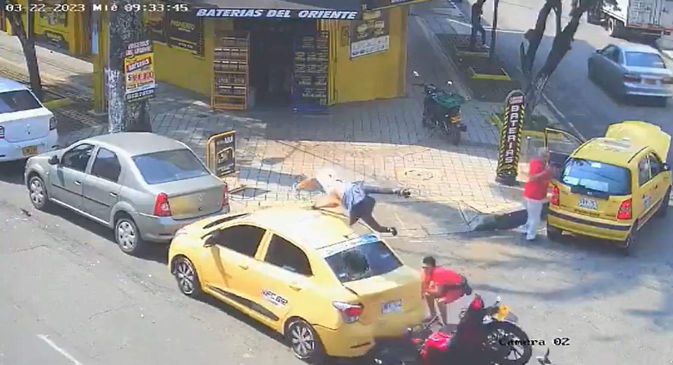 بالفيديو ـ ظهور مفاجئ لشخص بعد اصطدام دراجة نارية بسيارة أجرة في كولومبيا يثير ضجة على مواقع التواصل .. "من أين جاء الرجل؟"