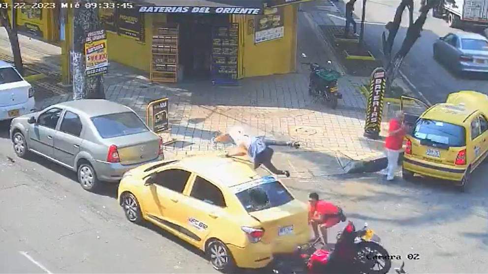 بالفيديو ـ ظهور مفاجئ لشخص بعد اصطدام دراجة نارية بسيارة أجرة في كولومبيا يثير ضجة على مواقع التواصل .. "من أين جاء الرجل؟"