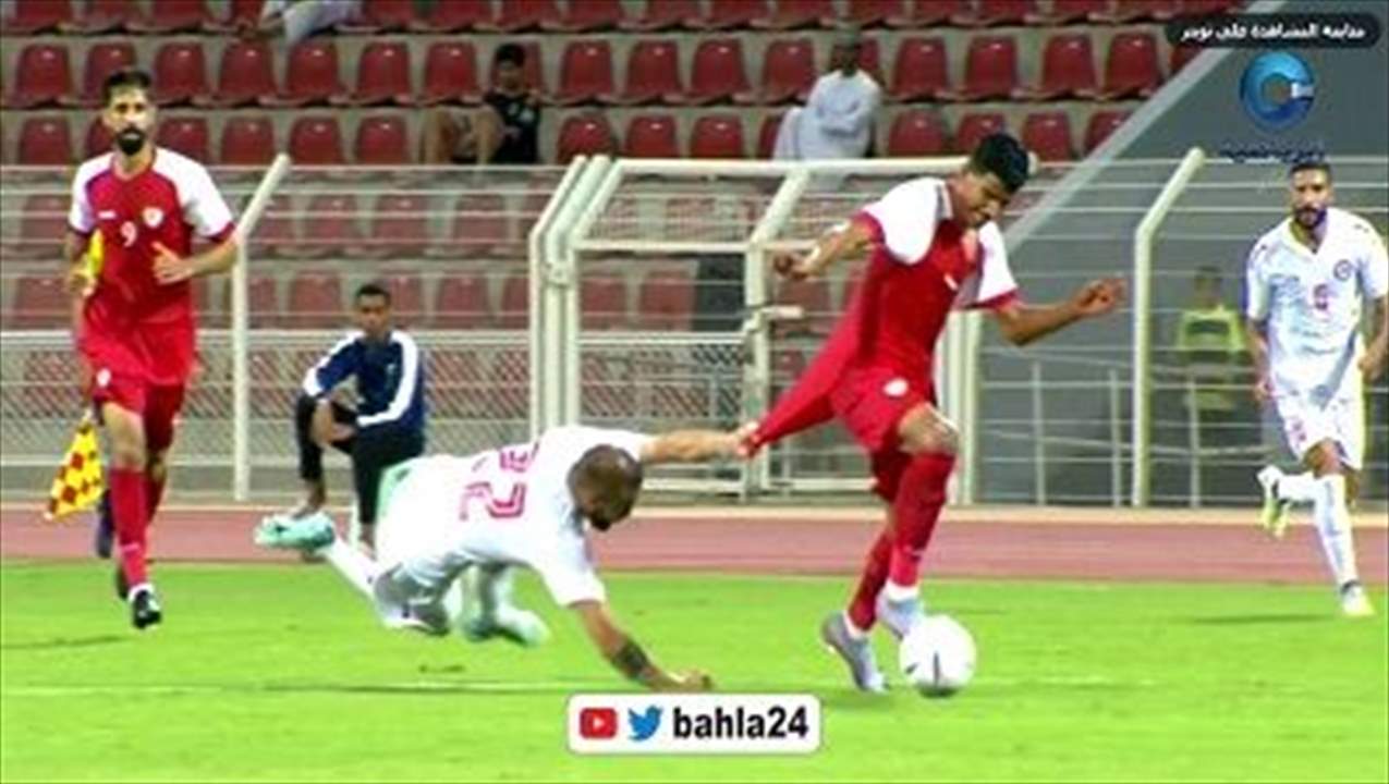 فيديو طريف من مباراة لبنان وعُمان .. وين رايح !!