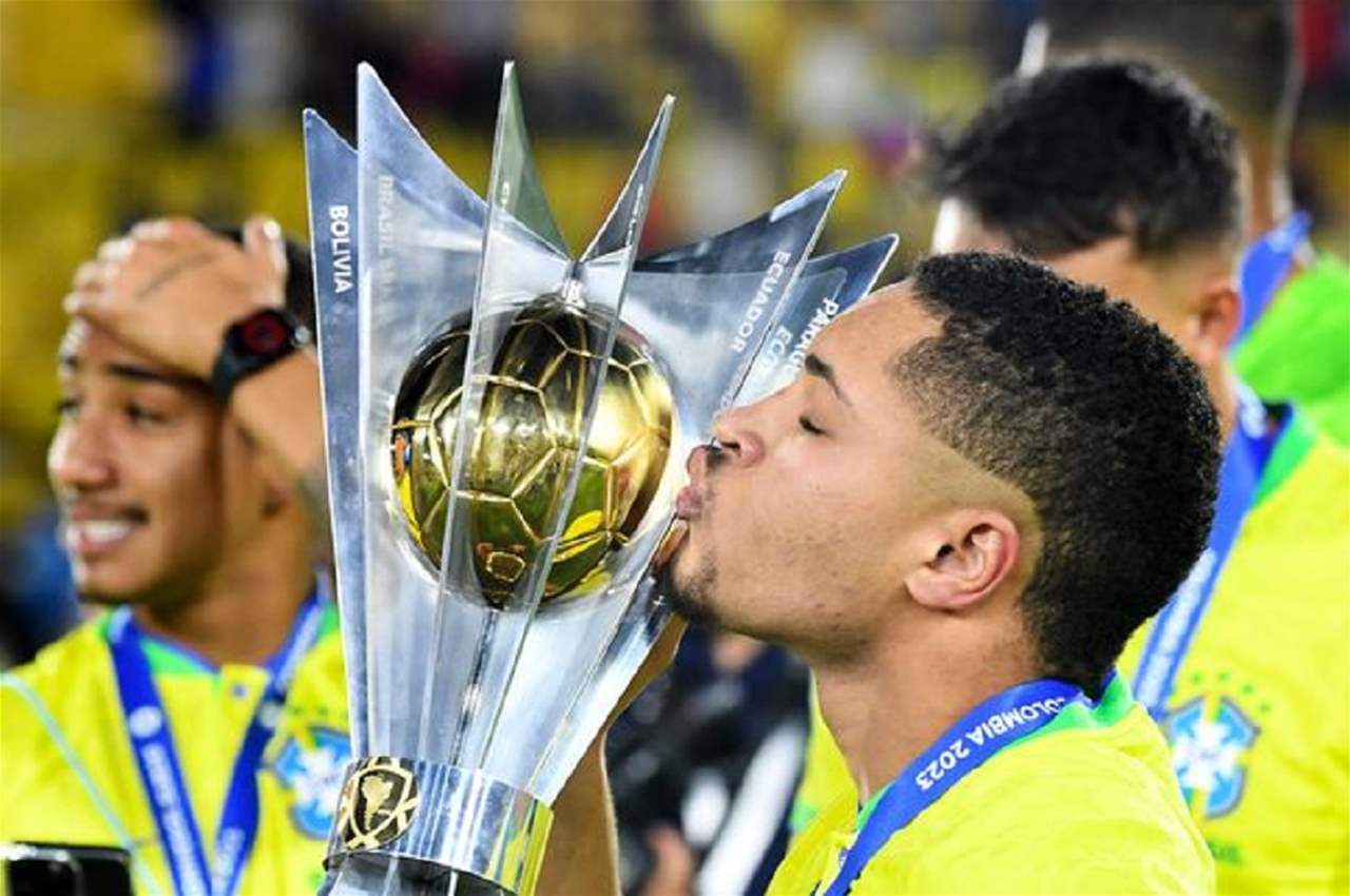 موهبة البرازيل تؤجل قرارها بإنتظار برشلونة 