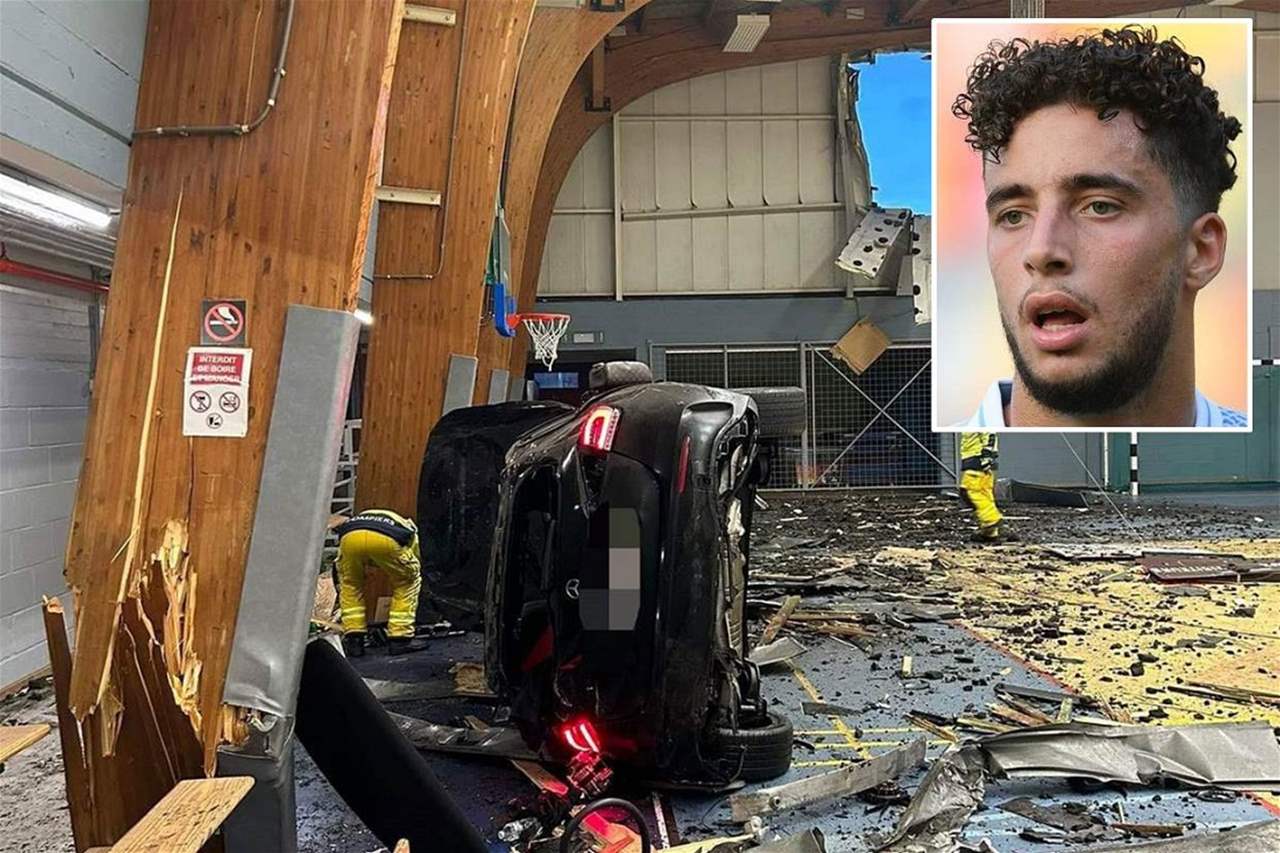 فيديو لحادث مروّع للنجم المغربي وكيف تحطمت سيارته في قاعة مقفلة